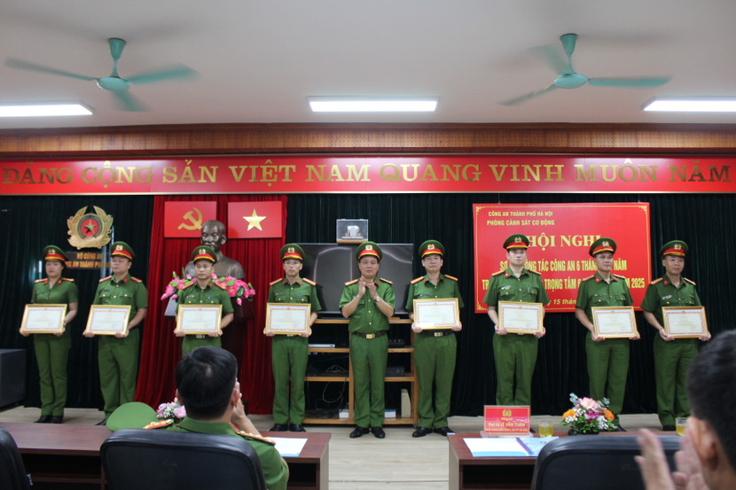 Đại tá Lê Văn Tuân trao Bằng khen của Bộ trưởng Bộ Công an cho các tập thể, cá nhân có thành tích xuất sắc Đại tá Lê Văn Tuân trao Bằng khen của Bộ trưởng Bộ Công an cho các tập thể, cá nhân có thành tích xuất sắc