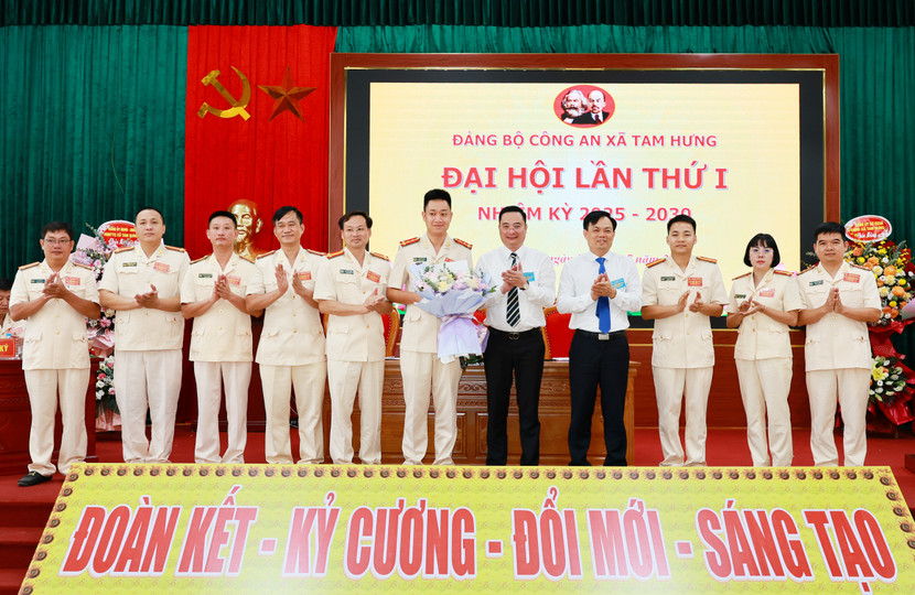 Đảng ủy, UBND xã tặng hoa chúc mừng Ban chấp hành Đảng bộ Công an xã Tam Hưng