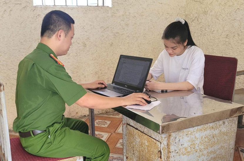 Cơ quan điều tra làm việc với Lê Thị Nguyệt Cơ quan điều tra làm việc với Lê Thị Nguyệt