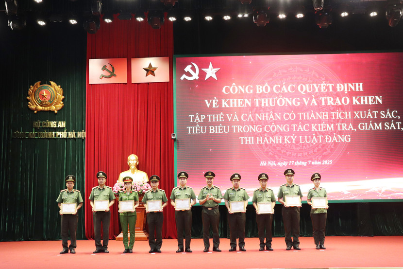 Đại tá Nguyễn Ngọc Quyền trao Giấy khen của Giám đốc CATP cho các cá nhân có thành tích xuất sắc Đại tá Nguyễn Ngọc Quyền trao Giấy khen của Giám đốc CATP cho các cá nhân có thành tích xuất sắc