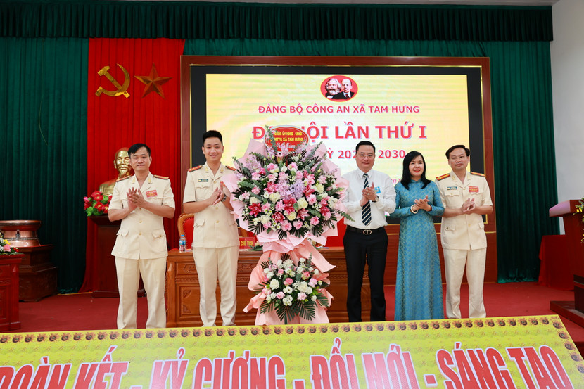 Đảng ủy, UBND, HĐND, MTTQ xã Tam Hưng tặng hoa chúc mừng Đại hội