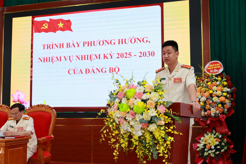 Đại úy Bùi Huy Bình, Bí thư Đảng ủy, Trưởng Công an xã trình bày phương hướng, nhiệm vụ nhiệm kỳ 2025-2030 của đơn vị