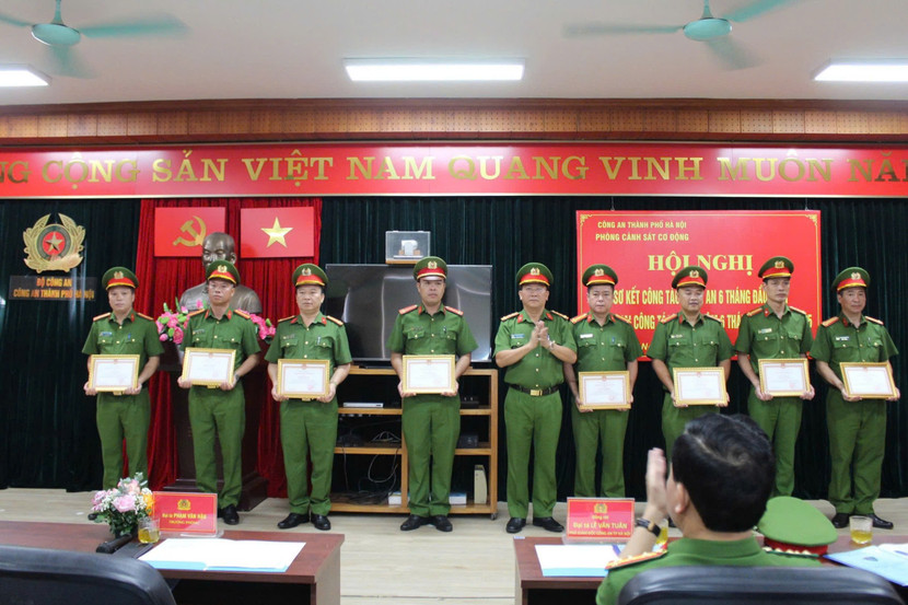 Đại tá Phạm Văn Hậu trao Giấy khen của Giám đốc CATP cho các tập thể, cá nhân có thành tích xuất sắc Đại tá Phạm Văn Hậu trao Giấy khen của Giám đốc CATP cho các tập thể, cá nhân có thành tích xuất sắc