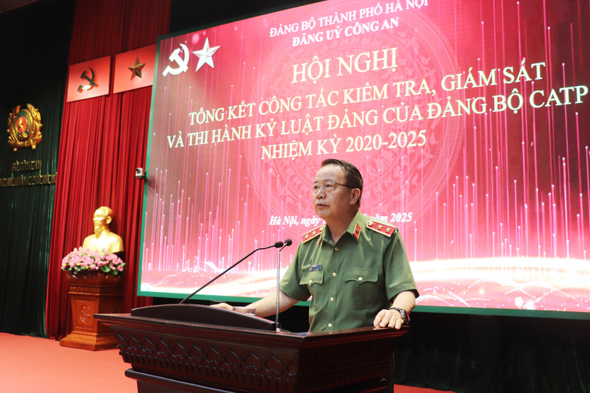 Trung tướng Nguyễn Văn Trung, Phó Chủ nhiệm Thường trực UBKT Đảng ủy Công an Trung ương, Thủ trưởng Cơ quan UBKT Đảng ủy Công an Trung ương phát biểu tại hội nghị Trung tướng Nguyễn Văn Trung, Phó Chủ nhiệm Thường trực UBKT Đảng ủy Công an Trung ương, Thủ trưởng Cơ quan UBKT Đảng ủy Công an Trung ương phát biểu tại hội nghị