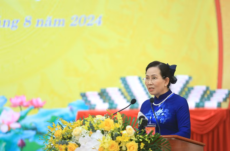 Đồng chí Lê Thị Thủy, Ủy viên Trung ương Đảng, Bí thư Tỉnh ủy, Chủ tịch Hội đồng nhân dân tỉnh Hà Nam phát biểu chào mừng Hội thảo Đồng chí Lê Thị Thủy, Ủy viên Trung ương Đảng, Bí thư Tỉnh ủy, Chủ tịch Hội đồng nhân dân tỉnh Hà Nam phát biểu chào mừng Hội thảo