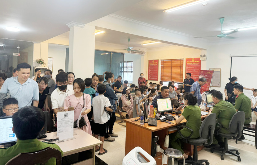 Hàng trăm công dân đã đến trụ sở CAH Hoài Đức làm thủ tục cấp thẻ Căn cước