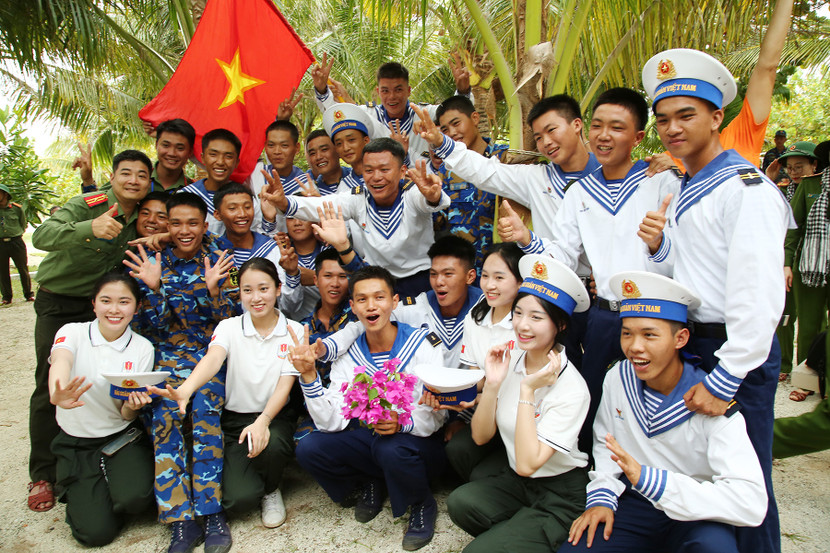 Màu sắc phục CAND lẫn trong màu áo lính đảo Màu sắc phục CAND lẫn trong màu áo lính đảo