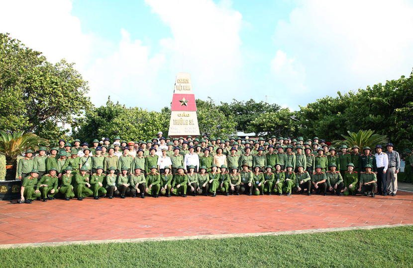 200 đại biểu đến từ đến từ các Cục nghiệp vụ Bộ Công an; Công an các địa phương; các học viên, nghệ sĩ ưu tú xuất sắc của lực lượng Công an nhân dân đến với đảo Trường Sa 200 đại biểu đến từ đến từ các Cục nghiệp vụ Bộ Công an; Công an các địa phương; các học viên, nghệ sĩ ưu tú xuất sắc của lực lượng Công an nhân dân đến với đảo Trường Sa
