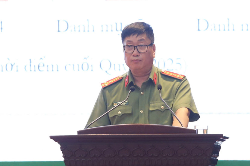 Thượng tá Cao Trần Quốc Hoàng, Phó Trưởng phòng Tham mưu trình bày báo cáo tại Hội nghị