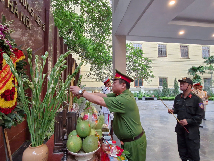 Chỉ huy đơn vị dâng hương tại đài tưởng niệm liệt sỹ Công an Hà Nội Chỉ huy đơn vị dâng hương tại đài tưởng niệm liệt sỹ Công an Hà Nội