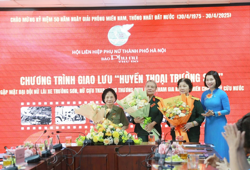 Bà Nguyễn Thị Kim Dung, Trưởng Ban Tuyên giáo Trung ương Hội LHPN Việt Nam tặng hoa Trung tá Nguyễn Thị Hòa, bà Bùi Thị Vân và bà Hoàng Kim Vinh