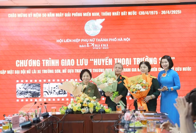 Bà Nguyễn Thị Kim Dung, Trưởng Ban Tuyên giáo Trung ương Hội LHPN Việt Nam tặng hoa Trung tá Nguyễn Thị Hòa, bà Bùi Thị Vân và bà Hoàng Kim Vinh