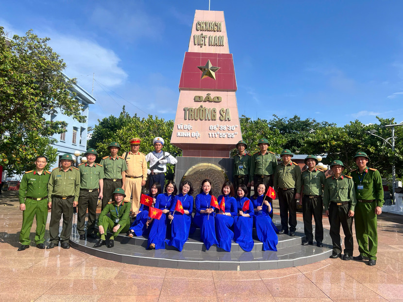 Tổ 3 đoàn công tác số 7 tại Đảo Trường Sa Tổ 3 đoàn công tác số 7 tại Đảo Trường Sa