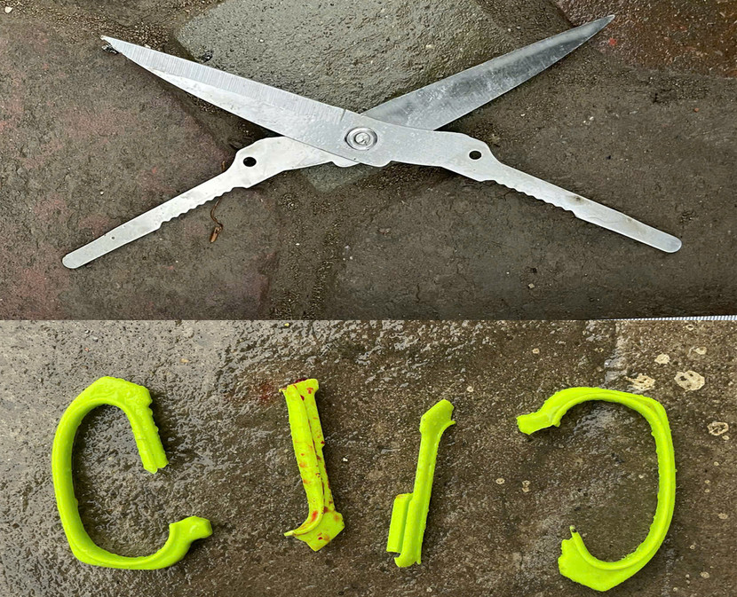 Chiếc kéo thu được tại hiện trường