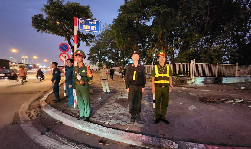 Các lực lượng CSCĐ, Cảnh sát trật tự CATP phối hợp cùng Bộ tư lệnh Thủ đô lập chốt kiểm soát chống ùn tắc giao thông, bán hàng vi phạm quy định trật tự đô thị tại khu vực đường Tân Mỹ, cửa ngõ lối vào sự kiện