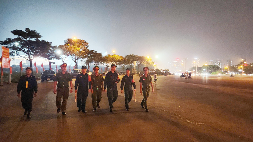 CAP Phú Đô và các đơn vị nghiệp vụ CATP Hà Nội tuần tra kiểm soát khu vực bên ngoài trận địa pháo hoa