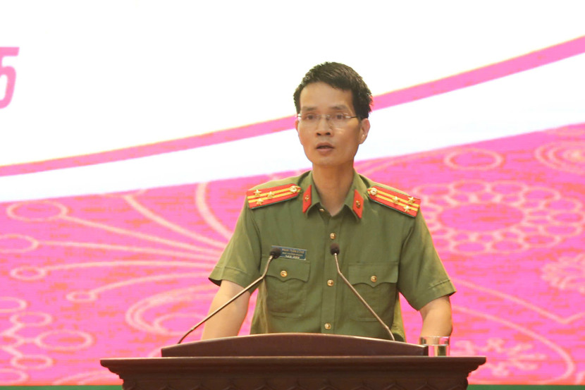 Thượng tá Phan Tuấn Dũng, Phó trưởng Phòng Công tác chính trị tham luận tại hội nghị