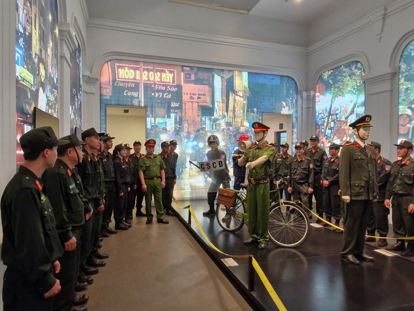 Cac đại biểu tham quan bảo tàng Công an Hà Nội Cac đại biểu tham quan bảo tàng Công an Hà Nội
