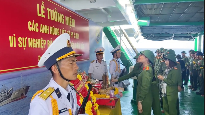 Xúc động trong lễ tưởng niệm các anh hùng liệt sỹ hy sinh tại Quần đảo Trường Sa Xúc động trong lễ tưởng niệm các anh hùng liệt sỹ hy sinh tại Quần đảo Trường Sa