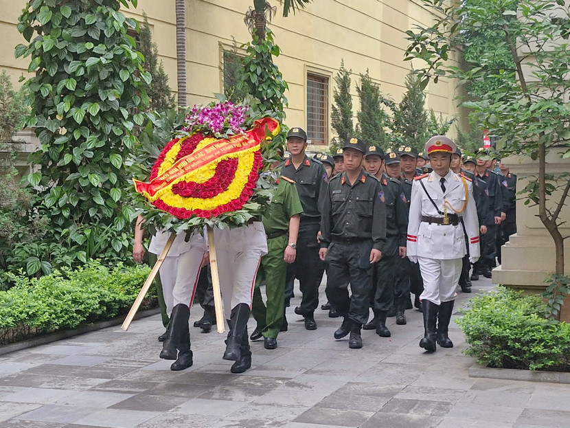 Đông đảo cán bộ chiến sỹ, chỉ huy đơn vị thuộc Phòng Cảnh sát cơ động tham gia lễ dâng hoa, dâng hương tại Đài tưởng niệm liệt sỹ Công an Thủ đô Đông đảo cán bộ chiến sỹ, chỉ huy đơn vị thuộc Phòng Cảnh sát cơ động tham gia lễ dâng hoa, dâng hương tại Đài tưởng niệm liệt sỹ Công an Thủ đô