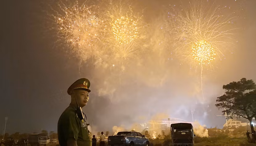 Sẵn sàng gác cho dân vui chơi là niềm tự hào của người chiến sỹ Công an Hà Nội khi tham gia bảo vệ chuỗi hoạt động kỷ niệm 50 năm thống nhất đất nước