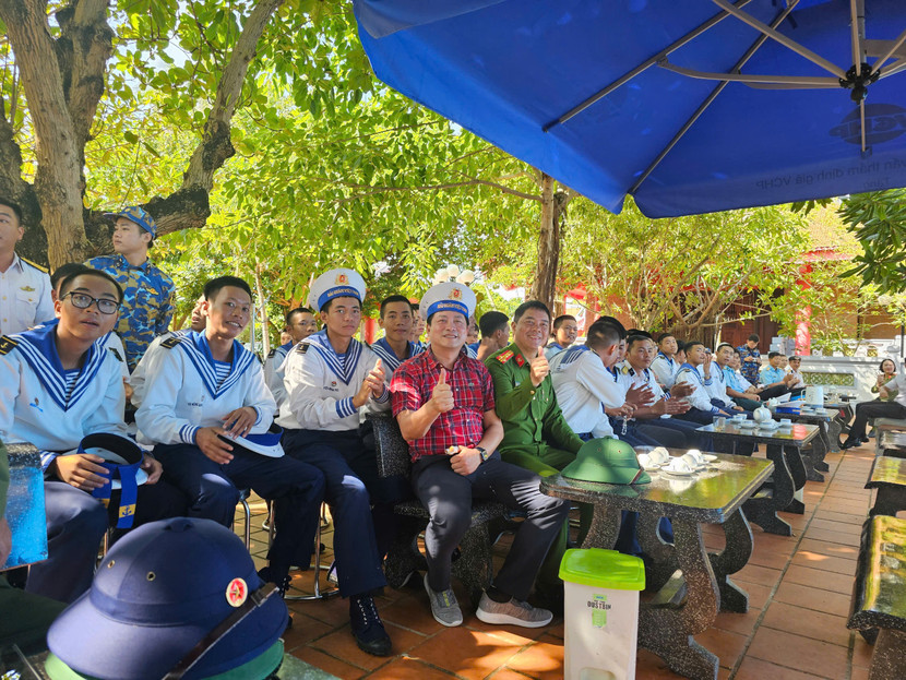 Thành viên đoàn công tác giao lưu gặp gỡ bộ đội trên các điểm đảo Thành viên đoàn công tác giao lưu gặp gỡ bộ đội trên các điểm đảo