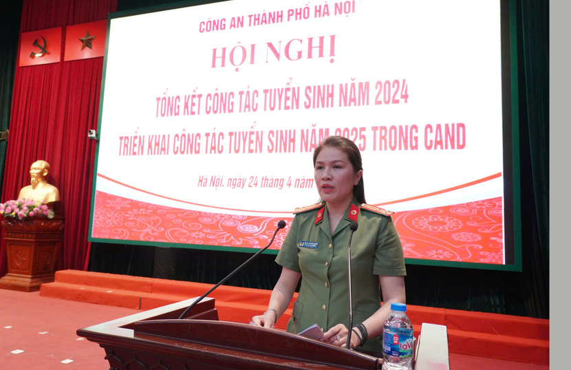 Thượng tá Đỗ Thị Phương Thảo, Phó trưởng Phòng Tổ chức cán bộ Công an thành phố Hà Nội trình bày báo cáo tổng kết công tác tuyển sinh năm 2024