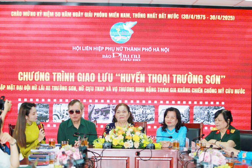 Phần giao lưu của vợ chồng thương binh nặng Phan Thị Kim Song - Cao Văn Thành, bà Đào Thị Thạc và nhà văn Vũ Thị Hồng