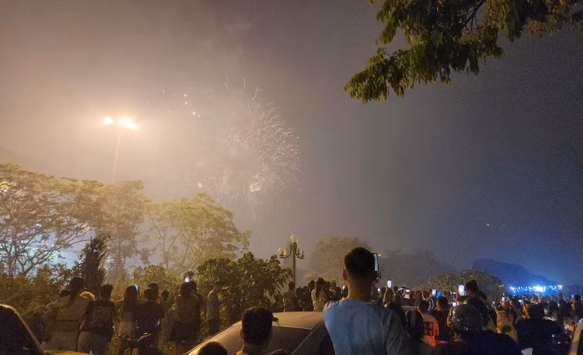 Hàng nghìn người dân đã đến xem chương trình Hẹn ước Bắc - Nam và chiêm ngưỡng màn pháo hoa rực rỡ