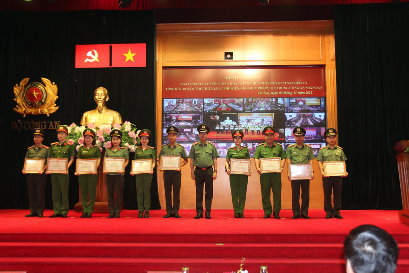 Trung tướng Lê Quốc Hùng, Ủy viên Trung ương Đảng, Thứ trưởng Bộ Công an trao Bằng khen của Bộ Công an cho các tập thể, cá nhân có thành tích xuất sắc trong tuyên truyền, hưởng ứng ngày Pháp luật Việt Nam Trung tướng Lê Quốc Hùng, Ủy viên Trung ương Đảng, Thứ trưởng Bộ Công an trao Bằng khen của Bộ Công an cho các tập thể, cá nhân có thành tích xuất sắc trong tuyên truyền, hưởng ứng ngày Pháp luật Việt Nam