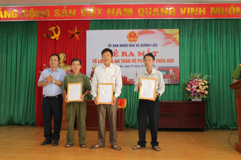 UBND xã Dương Liễu trao quyết định thành lập mô hình cho 3 tổ liên gia an toàn phòng cháy, chữa cháy thôn Mới UBND xã Dương Liễu trao quyết định thành lập mô hình cho 3 tổ liên gia an toàn phòng cháy, chữa cháy thôn Mới