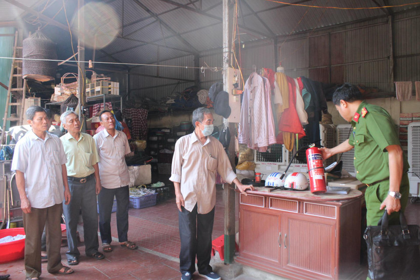 Thượng tá Nguyễn Thành Vinh, Phó trưởng CAH Hoài Đức trực tiếp kiểm tra thiết bị phòng cháy, chữa cháy tại một hộ gia đình tham gia tổ liên gia Thượng tá Nguyễn Thành Vinh, Phó trưởng CAH Hoài Đức trực tiếp kiểm tra thiết bị phòng cháy, chữa cháy tại một hộ gia đình tham gia tổ liên gia