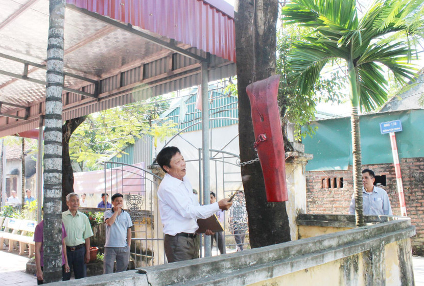 Tiếng kẻng báo cháy được đặt tại đầu ngõ xóm vang lên khi có tín hiệu cháy Tiếng kẻng báo cháy được đặt tại đầu ngõ xóm vang lên khi có tín hiệu cháy