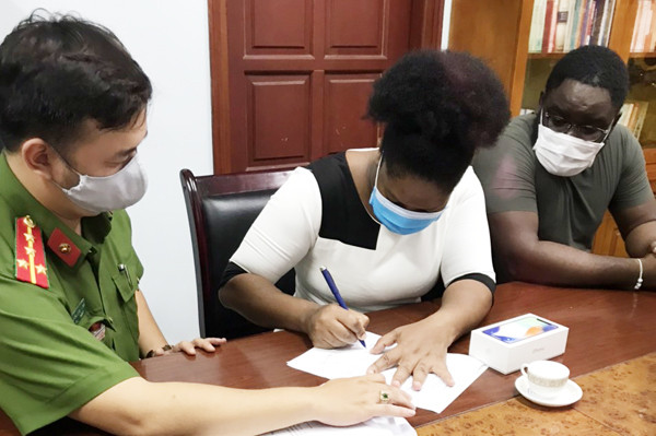 Bà Maria Josefa Feria Paxe ký biên bản nhận lại tài sản Bà Maria Josefa Feria Paxe ký biên bản nhận lại tài sản