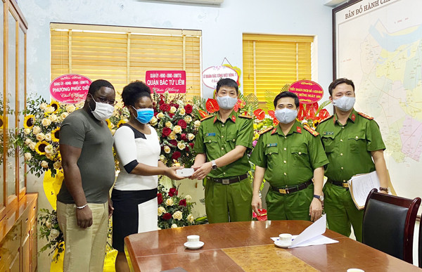 Chỉ huy CAQ Bắc Từ Liêm và Đội CSHS CAQ bàn giao tài sản cho bà Maria Josefa Feria Paxe Chỉ huy CAQ Bắc Từ Liêm và Đội CSHS CAQ bàn giao tài sản cho bà Maria Josefa Feria Paxe