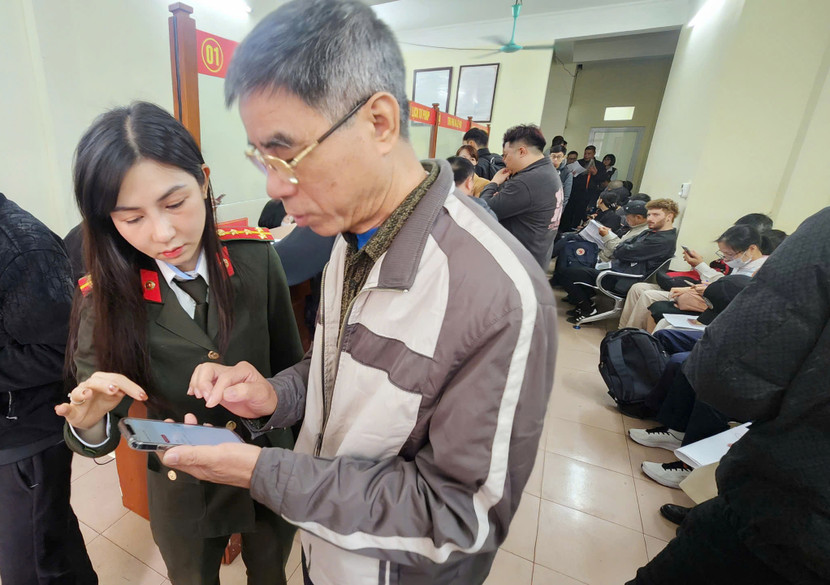 CBCS Phòng Hồ sơ nghiệp vụ hướng dẫn nhân dân nộp hồ sơ cấp phiếu lý lịch tư pháp qua ứng dụng VNeID