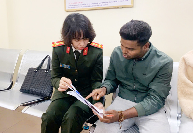 Chỉ huy Phòng Hồ sơ nghiệp vụ tận tình hướng dẫn người nước ngoài thực hiện thủ tục cấp phiếu lý lịch tư pháp