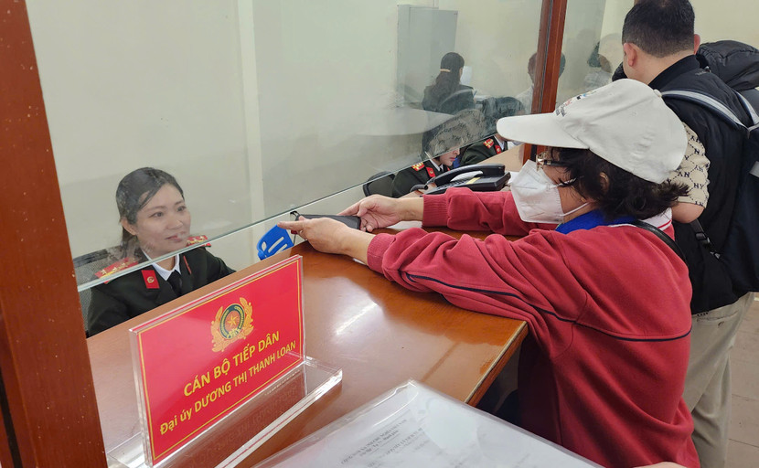 Tiếp nhận, hướng dẫn nhân dân thực hiện thủ tục cấp phiếu lý lịch tư pháp qua ứng dụng VNeID