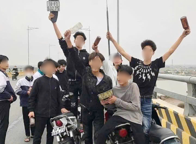 Hình ảnh các đối tượng khoe "chiến tích " trên mạng xã hội