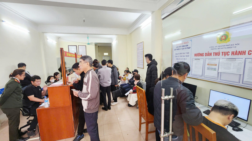 Rất đông người dân đã đến thực hiện thủ tục cấp phiếu lý lịch tư pháp tại CATP Hà Nội