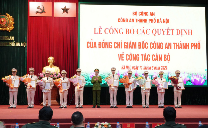 Thiếu tướng Nguyễn Hồng Ky, Phó Giám đốc CATP trao Quyết định điều động với 10 đồng chí Thiếu tướng Nguyễn Hồng Ky, Phó Giám đốc CATP trao Quyết định điều động với 10 đồng chí