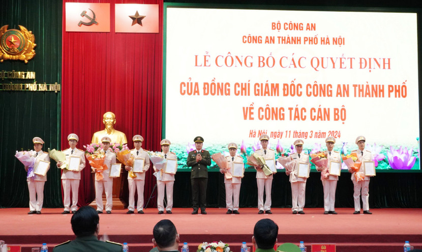 Đại tá Nguyễn Thành Long, Phó Giám đốc CATP trao Quyết định điều động với 10 đồng chí Đại tá Nguyễn Thành Long, Phó Giám đốc CATP trao Quyết định điều động với 10 đồng chí