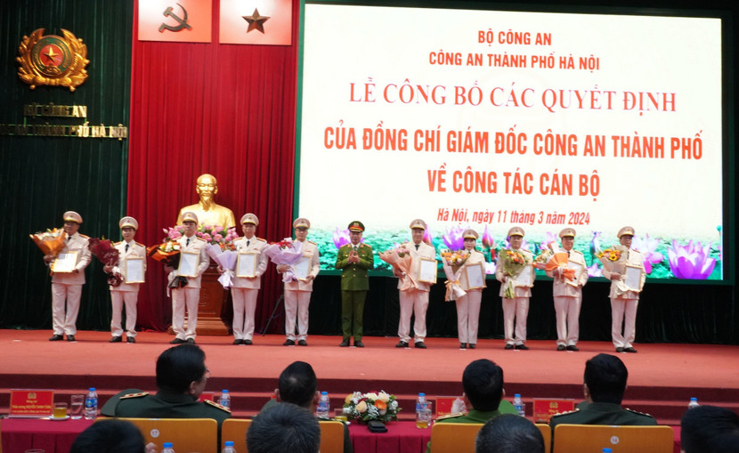 Thiếu tướng Nguyễn Thanh Tùng, Phó Giám đốc CATP trao Quyết định điều động với 10 đồng chí Thiếu tướng Nguyễn Thanh Tùng, Phó Giám đốc CATP trao Quyết định điều động với 10 đồng chí