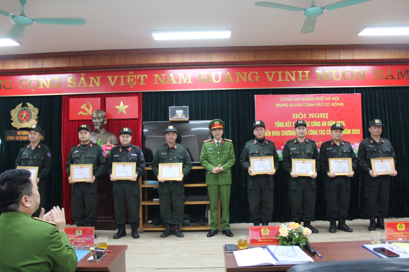 Đại tá Đoàn Ngọc Hưng, Trung đoàn Trưởng Trung đoàn CSCĐ trao Giấy khen của Giám đốc CATP cho các cá nhân Đại tá Đoàn Ngọc Hưng, Trung đoàn Trưởng Trung đoàn CSCĐ trao Giấy khen của Giám đốc CATP cho các cá nhân