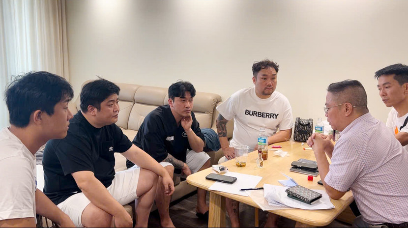 Cơ quan công an làm việc với 4 người Hàn Quốc sinh sống trong căn hộ chung cư trên địa bàn phường Xuân Tảo, quận Bắc Từ Liêm