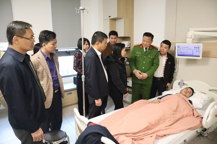 Quận ủy, UBND, HĐND, Đảng ủy, Ban chỉ huy CAQ Nam Từ Liêm đến thăm, động viên Đại úy Nguyễn Thanh Tuấn