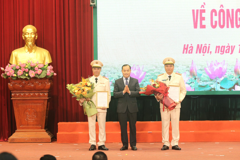 Đồng chí Nguyễn Hồng Nhật, Phó Trưởng ban Thường trực, Ban Tổ chức Thành ủy tặng hoa chúc mừng 2 tân Phó Giám đốc Đồng chí Nguyễn Hồng Nhật, Phó Trưởng ban Thường trực, Ban Tổ chức Thành ủy tặng hoa chúc mừng 2 tân Phó Giám đốc