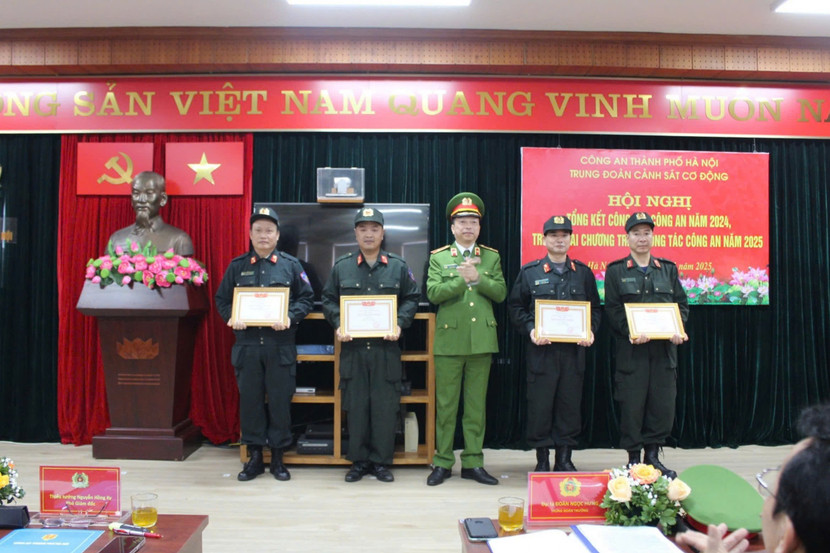 Thiếu tướng Nguyễn Hồng Ky trao danh hiệu Đơn vị Quyết thắng cho các tập thể Thiếu tướng Nguyễn Hồng Ky trao danh hiệu Đơn vị Quyết thắng cho các tập thể