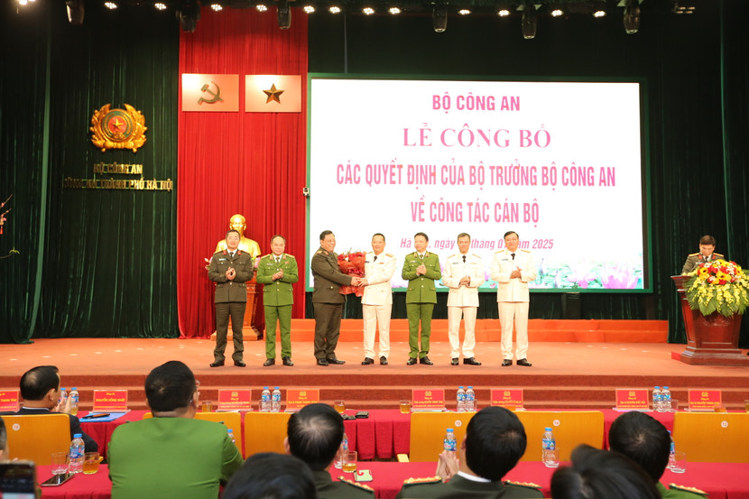 Trung tướng Nguyễn Hải Trung và các đồng chí trong Thường vụ Đảng ủy, Ban Giám đốc chúc mừng Đại tá Phạm Thanh Hùng được điều động, bổ nhiệm giữ chức Tư lệnh Bộ Tư lệnh Cảnh vệ Trung tướng Nguyễn Hải Trung và các đồng chí trong Thường vụ Đảng ủy, Ban Giám đốc chúc mừng Đại tá Phạm Thanh Hùng được điều động, bổ nhiệm giữ chức Tư lệnh Bộ Tư lệnh Cảnh vệ