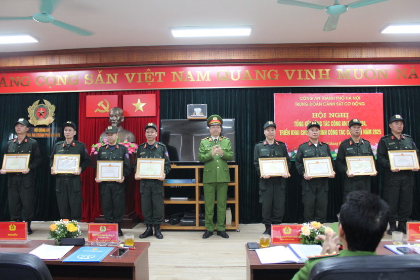 Thiếu tướng Nguyễn Hồng Ky trao Bằng khen của Bộ Công an, UBND TP cho các tập thể, cá nhân Thiếu tướng Nguyễn Hồng Ky trao Bằng khen của Bộ Công an, UBND TP cho các tập thể, cá nhân